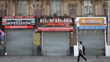 Le persiane sono chiuse nei negozi turistici chiusi di Londra il 12 maggio.
