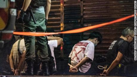 La polizia antisommossa arresta un gruppo di persone durante una manifestazione nel distretto di Mongkok il 10 maggio 2023 a Hong Kong, Cina. 