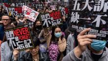 I sostenitori della democrazia detengono segni e gridano slogan mentre partecipano a una marcia durante una manifestazione del 1 ° gennaio 2023 a Hong Kong, Cina. 
