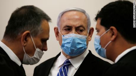 Il primo ministro Benjamin Netanyahu è domenica con avvocati del tribunale distrettuale di Gerusalemme.