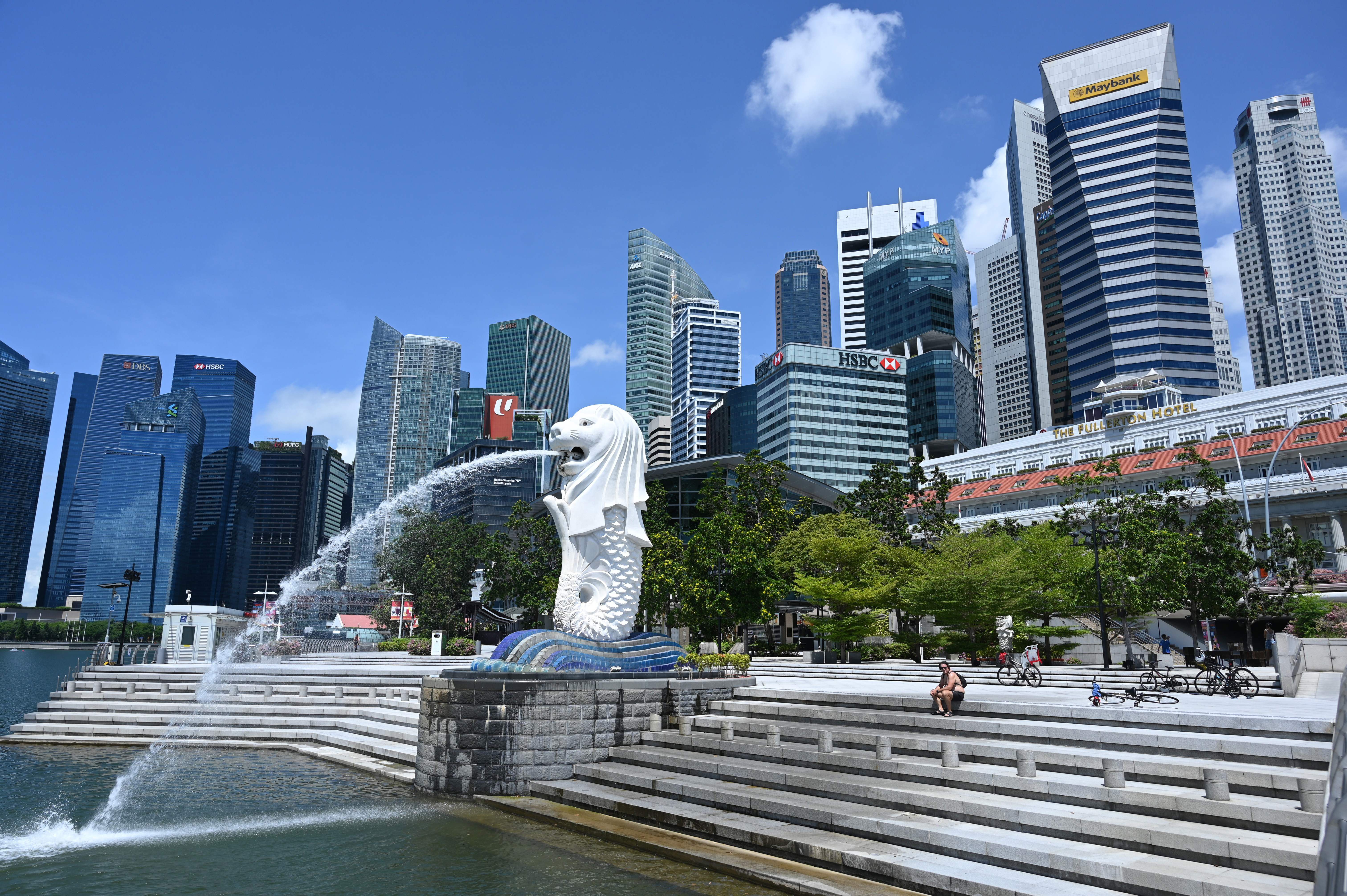 Un pedone sta riposando in un parco a Singapore all'inizio di questo mese.