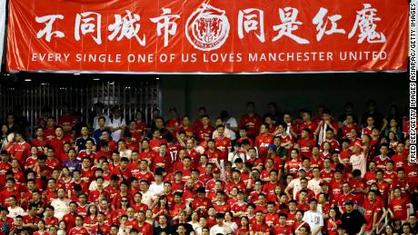 I tifosi esultano durante la partita della International Champions Cup tra Tottenham e United allo Shanghai Hongkou Stadium di Shanghai, in Cina, l'anno scorso.
