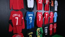 Le famose magliette numero sette sono appese al muro del museo.