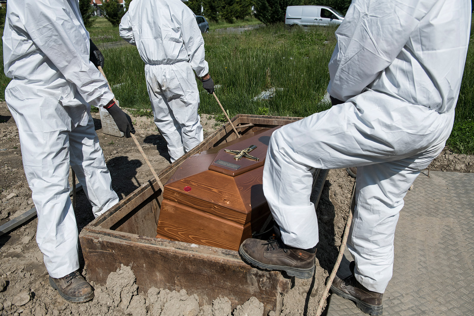 Gli operai del cimitero seppelliscono una vittima di coronavirus a Torino, il 6 maggio.
