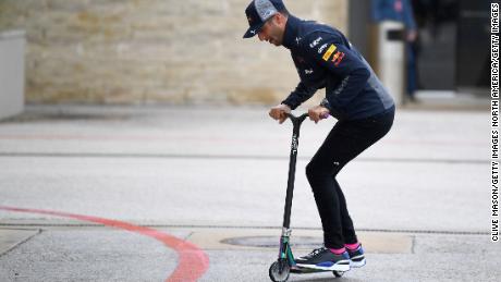 Daniel Ricciardo dimostra di essere altrettanto abile nel trattare con due ruote.