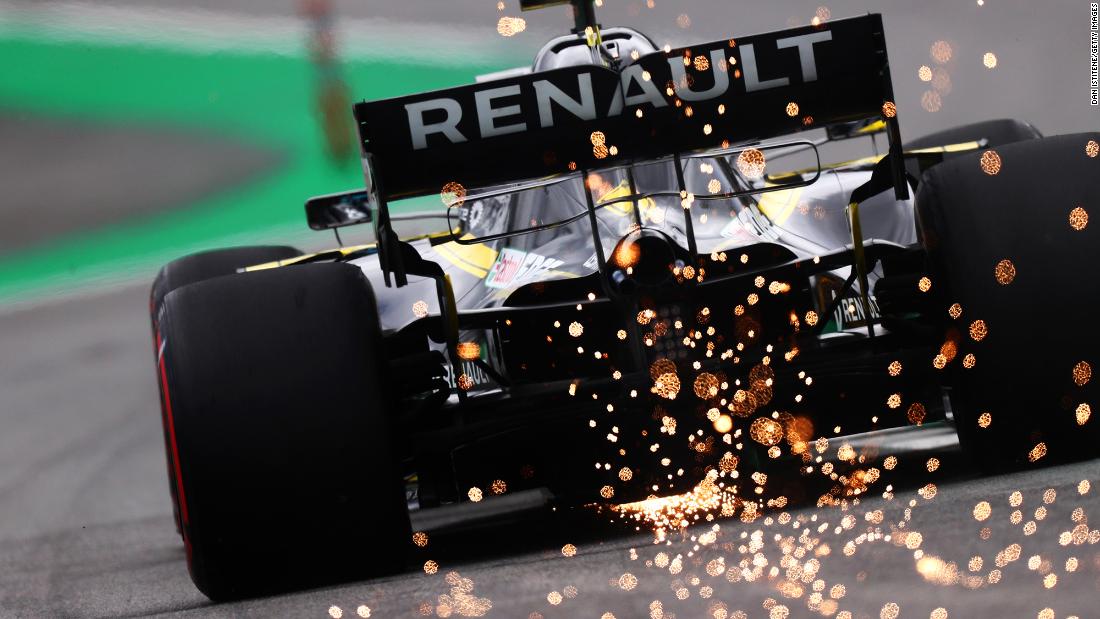 Daniel Ricciardo: il pilota di F1 ammette di aver parlato della Ferrari prima che la McLaren si muovesse