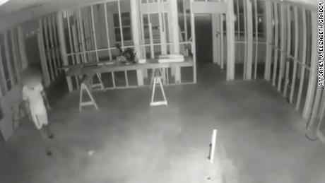 Un video notturno mostra un uomo che cammina per la casa in costruzione.
