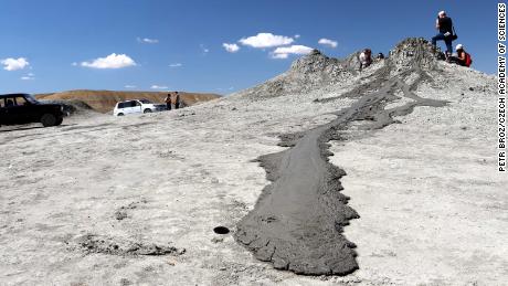 I ricercatori hanno catturato questa immagine di fango che scorre da un vulcano di fango in Azerbaigian.