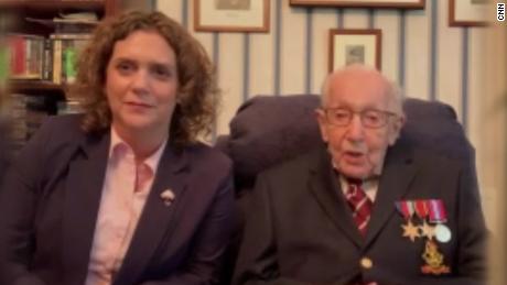 Tom Moore, veterano che ha raccolto $ 37 milioni per i servizi sanitari britannici, compie 100 anni