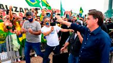 Il presidente brasiliano Jair Bolsonaro saluta i suoi sostenitori il 24 maggio. 