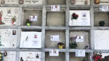 Tombe fresche nel cimitero di Nembro. Questa città ha subito uno dei più alti tassi di mortalità pro capite in Italia a causa del coronavirus. I suoi direttori di funerali e gli operai del cimitero sono occupati.