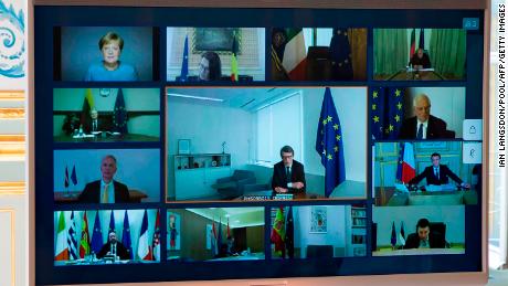 Una foto mostra uno schermo di una videoconferenza tra i membri del Consiglio europeo, visto al Palazzo dell'Eliseo a Parigi, il 26 marzo 2023, per discutere il coordinamento degli sforzi dell'UE per combattere l'epidemia di covid-19 .