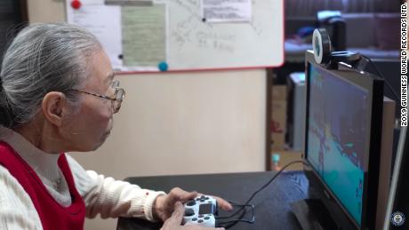 Hamako Mori, 90 anni, afferma di rimanere sveglia fino alle 2 del mattino per giocare ai videogiochi.