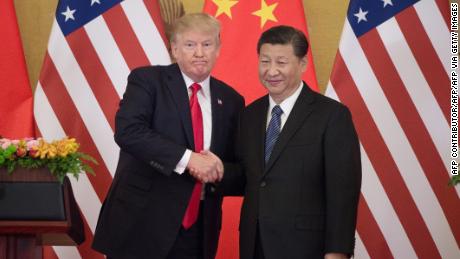 Il presidente degli Stati Uniti Donald Trump (L) stringe la mano al presidente cinese Xi Jinping durante una conferenza stampa presso la Great Hall of the People a Pechino il 9 novembre 2017. 
