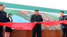 Una foto pubblicata il 2 maggio dall'agenzia di stampa centrale coreana ufficiale nella Corea del Nord mostra che Kim Jong Un avrebbe partecipato a una cerimonia in occasione della fine della fabbrica di fertilizzanti fosfatici Sunchon nella provincia di Pyongan meridionale. La CNN non può confermare autonomamente il rapporto di KCNA.