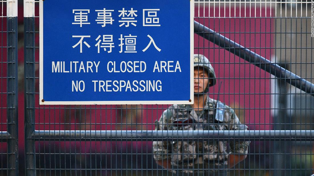 I militari cinesi promettono di mantenere la "sovranità nazionale" mentre si prevedono nuove proteste a Hong Kong