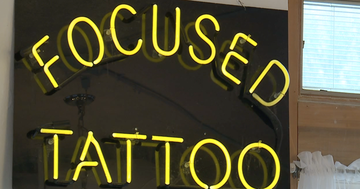 I tatuatori sono arrabbiati e frustrati dopo essere stati esclusi dai piani di riapertura