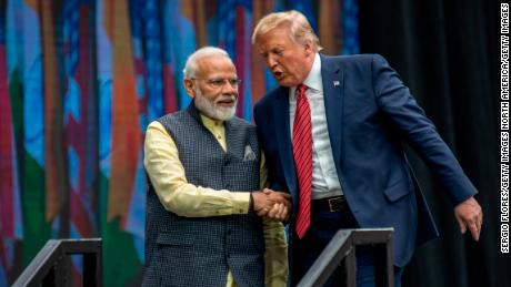 Modi mostra una forte presa sul potere mentre Trump visita l'India