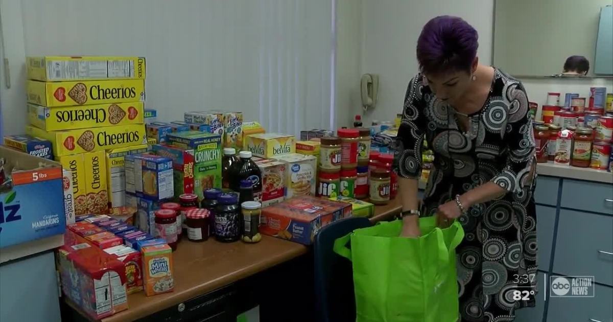 Il preside della scuola elementare di Tampa raccoglie cibo da restituire agli studenti bisognosi