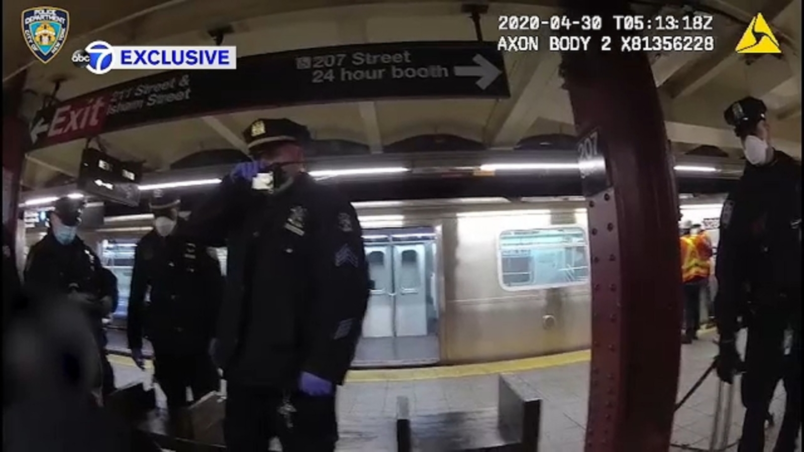 Il tenente del NYPD salva la vita ai senzatetto durante la notte della consapevolezza della metropolitana