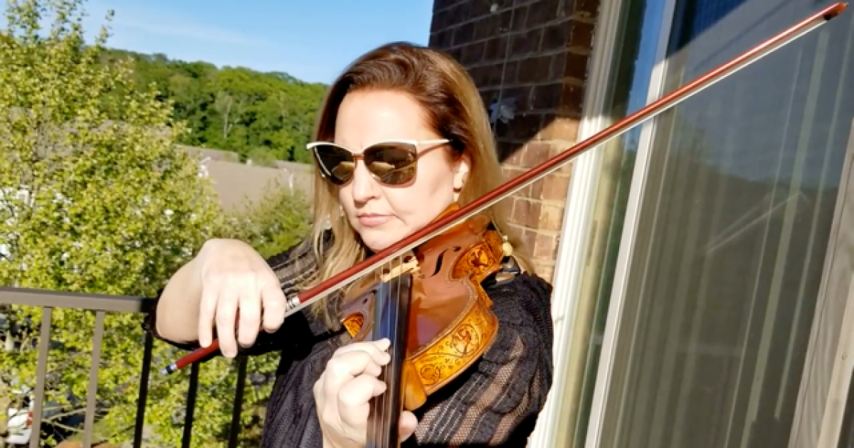 Il violinista di Nashville crea spettacoli da balcone durante il COVID-19