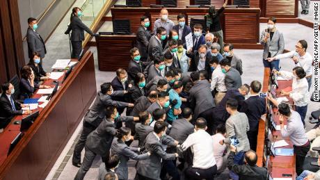 I legislatori di Hong Kong combattono mentre i politici pro-Pechino aprono la strada alla controversa legge sull'inno nazionale