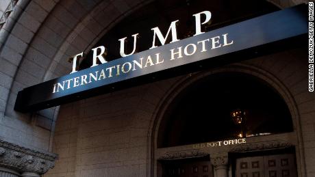 Una vista esterna dell'entrata dell'hotel Trump International