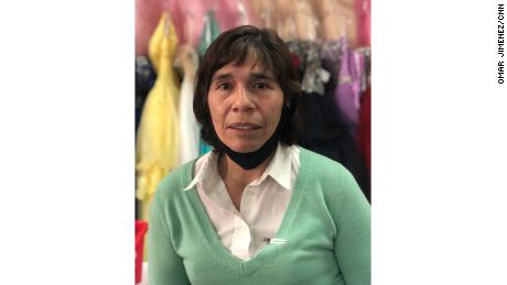 Patty Navarro, la direttrice della boutique di Chicago Novias Davila, ha abbandonato la sua attività di realizzare abiti per maschere. 