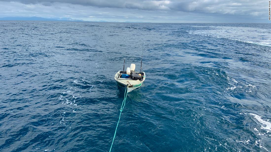 L'adolescente neozelandese è stato salvato dopo aver tentato di attraversare lo stretto di Cook in canoa