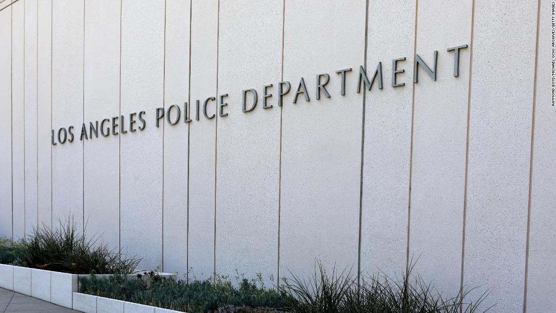 L'agente di polizia di Los Angeles è stato arrestato dopo che le autorità avevano dichiarato di aver sparato a un collega mentre era in campeggio