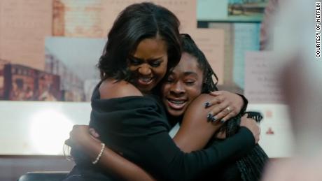 Michelle Obama condivide un abbraccio con un fan in `` Becoming. ''