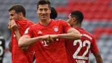 L'attaccante del Bayern Monaco Robert Lewandowski celebra la sua prima partita e la terza squadra nella sconfitta per 5-0 del Fortuna Düsseldorf.