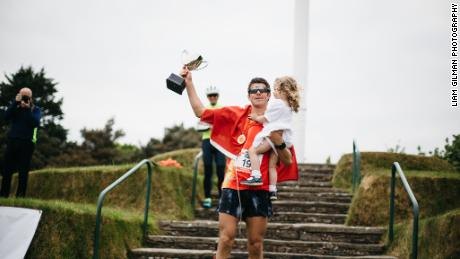 Christian Varley festeggia con sua figlia dopo aver terminato la sua 19 ° maratona.