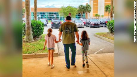 Ryan Newman, con le sue figlie, lascia l'ospedale dopo l'incidente.