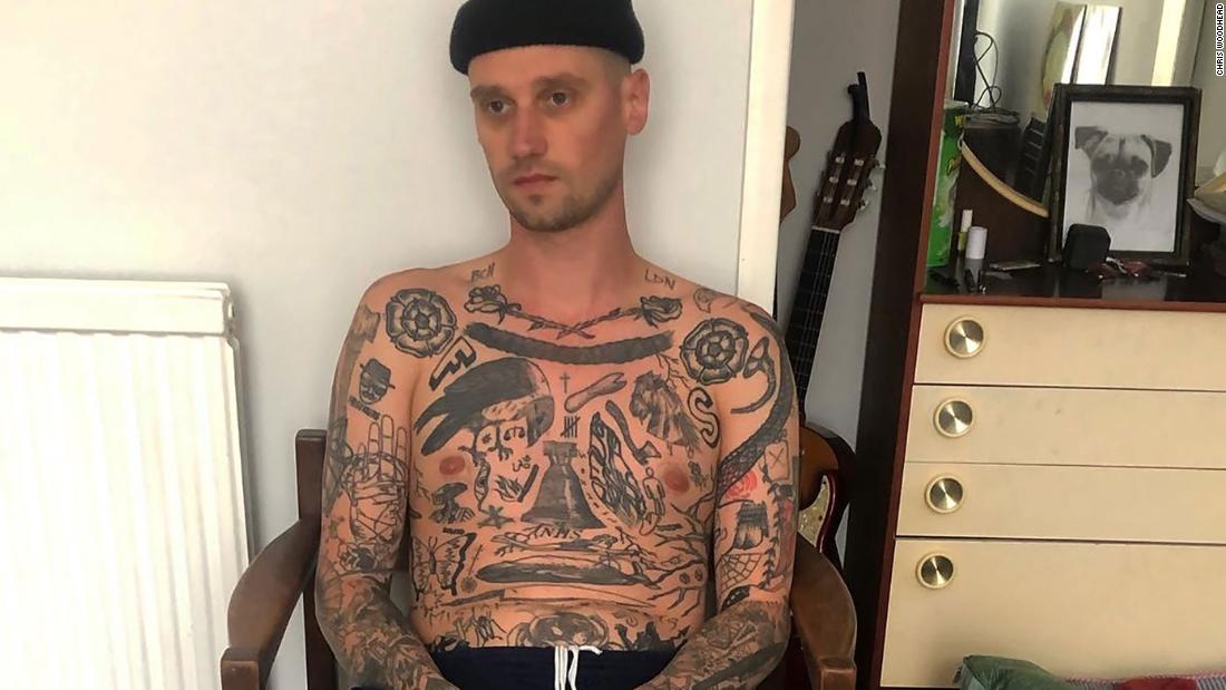 Un uomo si è tatuato ogni giorno dal suo isolamento dal coronavirus