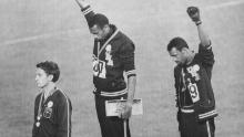 Tommie Smith e John Carlos alzano il pugno sul podio alle Olimpiadi del 1968