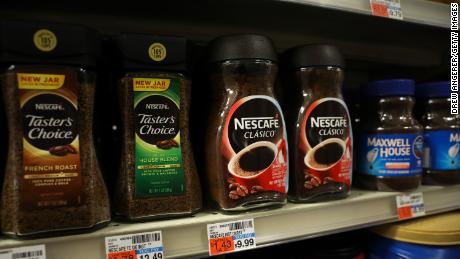 Con così tanti consumatori che rimangono a casa, Nestlé ha visto un aumento della domanda di caffè Nescafé durante la pandemia.