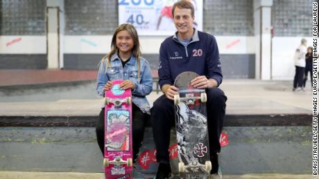 Brown (a sinistra) e Tony Hawk, membro della Laureus Academy, posano durante la visita di Laureus Sport for Good Skateboard prima dei Laureus World Sports Awards 2023.