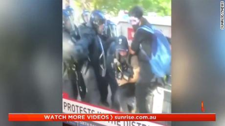 Giornalisti australiani presentati sotto attacco della polizia.
