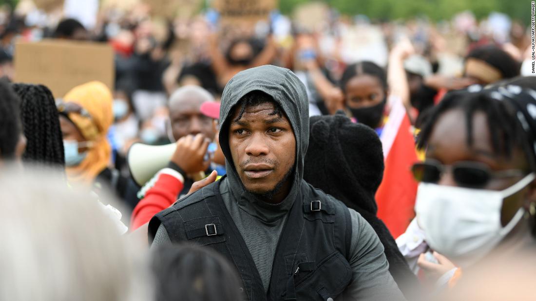 John Boyega racconta ai manifestanti di Black Lives Matter di Londra: "Now is the Time"