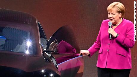 Il cancelliere tedesco Angela Merkel nella foto accanto a una Mercedes elettrica nel 2019.
