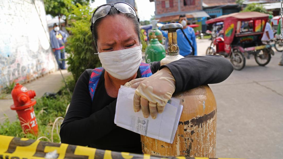 Coronavirus peruviano: i residenti richiedono ossigeno mentre la malattia provoca il caos