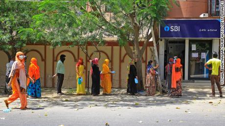 La gente aspetta fuori da una banca durante la preclusione a Jaipur, Rajasthan, India, il 9 aprile.