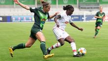 FC Köln & # 39; s Eunice Beckmann (r) sfugge a Wolfsburg & # 39; s Anna Blässe.