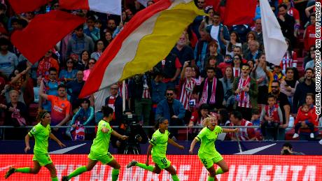 L'attaccante del Barcellona Toni Duggan (R) celebra durante la partita di calcio della Lega spagnola contro l'Atletico.