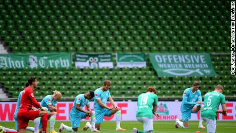 I giocatori di entrambe le squadre si inginocchiano per protestare prima della partita di Bundesliga tra SV Werder Brema e VfL Wolfsburg in Germania domenica.