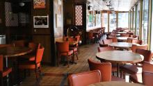 I proprietari di ristoranti e bar affermano che il distanziamento sociale potrebbe spazzare via il loro settore