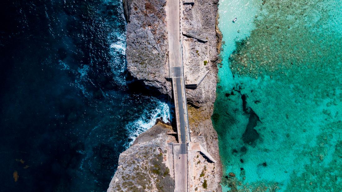 Ponte della finestra di vetro e siti di punta di Eleuthera nelle Bahamas