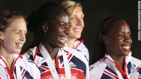 Le britanniche Lee Mcconnell, Christine Ohuruogu, Nicola Sanders e Okoro festeggiano sul podio dopo la finale della staffetta 4x400m femminile, il 02 settembre 2007, all'11 ° Campionato mondiale di atletica leggera IAAF di Osaka. Gli Stati Uniti hanno vinto davanti a Giamaica e Gran Bretagna.