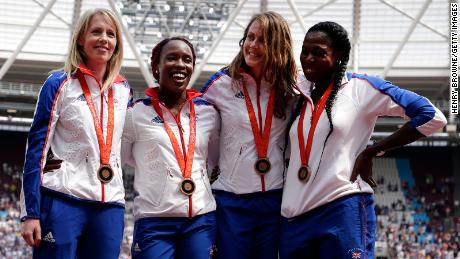 GB & # 39; s donne & # 39; s Il team di staffetta 4x400m celebra la ricezione delle loro medaglie di bronzo riassegnate dai Giochi Olimpici di Pechino 2008 durante il primo giorno dei Muller Anniversary Games allo Stadio di Londra il 21 luglio 2018 a Londra, Inghilterra.